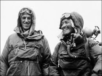 Qui a été le premier homme à gravir l'Everest avec l'alpiniste népalais Tensing Norgay ?