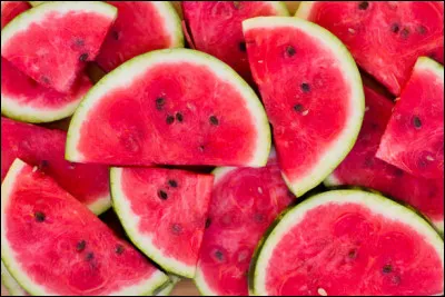 Quel fruit est très apprécié l'été lors des barbecue et des pique-niques ?