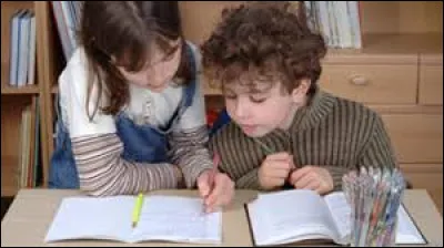 À l'école, tu l'aides à faire son travail ?