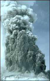 Je suis une éruption dont le magma, en remontant ma cheminée volcanique, va atteindre une surface d'eau liquide. Le magma va alors refroidir et projeter des bombes volcaniques hors de mon cratère. Qui suis-je ?
