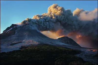 Mes laves s'écoulent très difficilement et éprouvent beaucoup de mal à sortir de la cheminée. En remontant, le magma peut former un dôme de lave et se solidifier dans mon cratère volcanique. Qui suis-je ?
