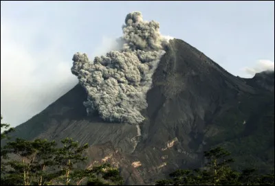 Ma lave est extrêmement épaisse et visqueuse. La pression augmente dans la chambre magmatique et en résultent de gigantesques explosions. Je projette des cendres et des nuées ardentes. Qui suis-je ?