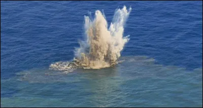 Je suis une éruption sous produisant sous de l'eau liquide (océan, lac...). Je rejette un panache de vapeur d'eau. Qui suis-je ?