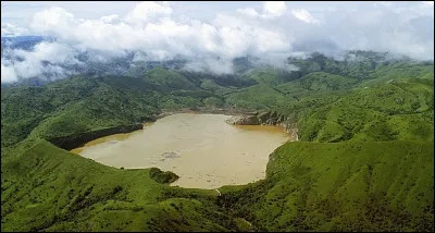 Je suis une éruption qui se caractérise par le dégazage prompt et intense d'un lac dont les eaux profondes et de surface se mélangent moins d'une fois par an (dit méromictique). Qui suis-je ?