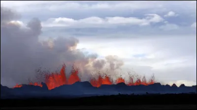 Je suis formé par une ouverture en forme de ligne dans la roche. De la lave fluide s'échappe de ma cheminée lors des éruptions. Les volcans des dorsales ont le même type volcanique que moi. Qui suis-je ?