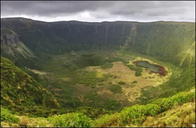 Je suis une grande dépression volcanique de forme généralement elliptique. Je suis du(e) à l'effondrement du sol au-dessus d'une chambre magmatique. Qui suis-je ?