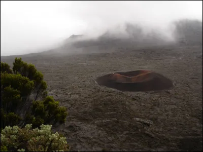 Je suis une formation volcanique constituée d'un empilement de téphras et de cendres. Qui suis-je ?
