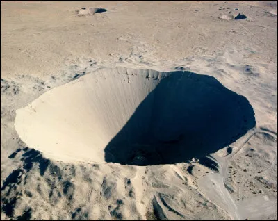 Je suis une dépression géologique due à plusieurs évènements volcaniques. Je peux être remplie par de l'eau. Qui suis-je ?