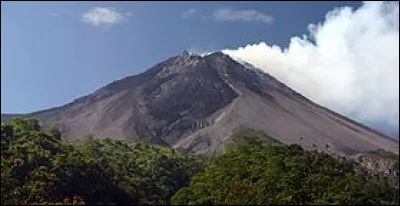 De quand date la dernière éruption du Merapi, un volcan considéré comme le plus actif et dangereux d'Indonésie ?