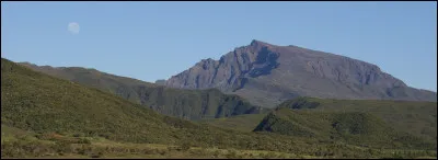 Le Piton des Neiges, volcan endormi sur l'île de la Réunion, est plus petit que le Piton de la Fournaise. Vrai ou faux ?