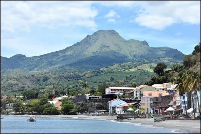 Sur quelle île française se trouve la Montagne Pelée, un volcan haut de 1 400 m ?