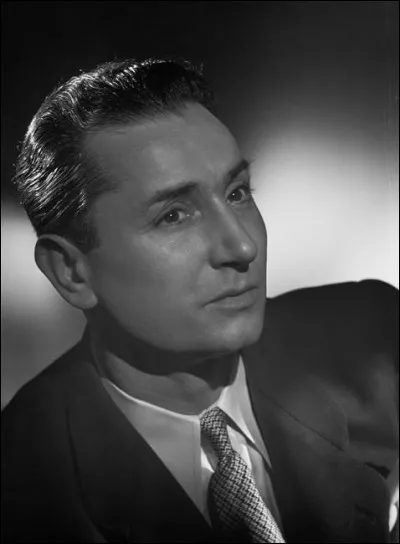 On le trouve aupr&egrave;s de sa blonde, c'est le...