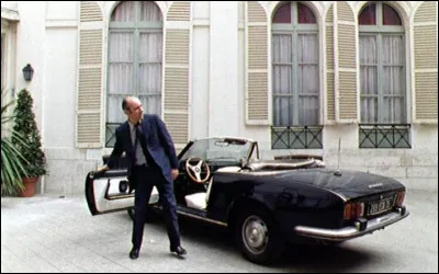 A touch of class > C'est [...qui donc ?] qui s'y colle, dans la 504 Cabriolet noire de la série de même couleur !