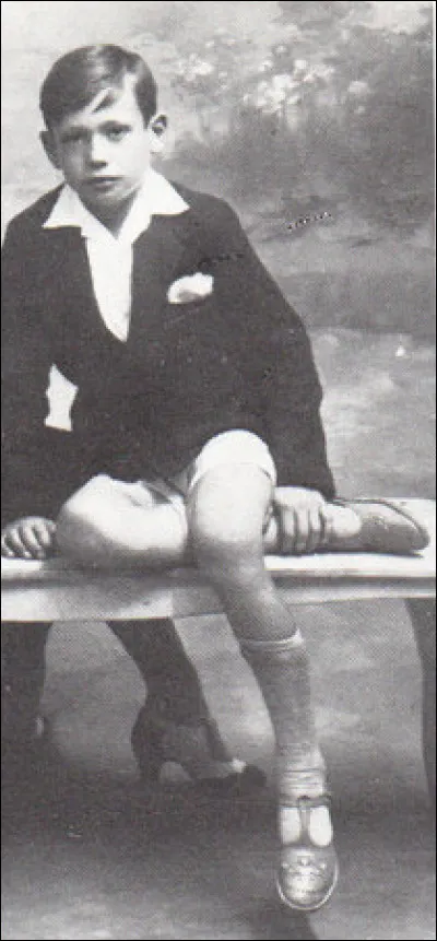 Plus tard il deviendra non seulement acteur, mais aussi chanteur, et sa renommée franchira l'Atlantique !