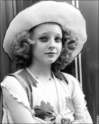 Un indice : elle parle un français impeccable, sans aucun accent !