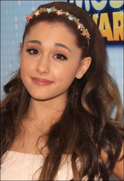 Où voit-on Ariana Grande avec son demi-frère ?