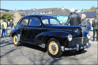 À l'origine, le projet "802" de 1940 prévoyait pourtant de concurrencer la Citroën 15 avec ...