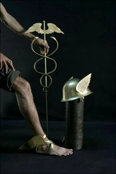 Quel sont les attributs du Dieu Hermès ?