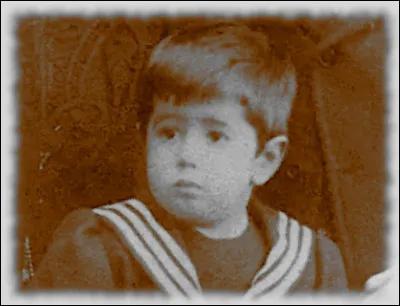 Son année de naissance, 1895, est aussi celle de/du ... : il dira à ces deux sujets "..." !