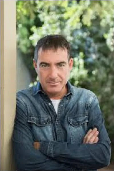 Comment s'appelle le sc&eacute;nariste de la s&eacute;rie ?