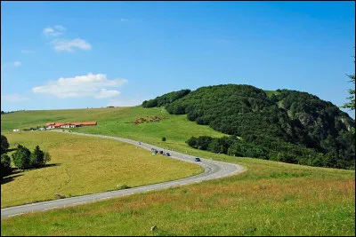 Les contreforts du Massif des Vosges dominent la Plaine d'Alsace et forment un relief particulier que l'on nomme "ballon" pour leur forme arrondie, outre le Grand Ballon et le Ballon d'Alsace, on compte également sur quel autre Ballon ... ?