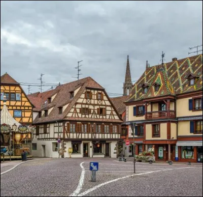 Quelle est cette ville typique d'Alsace, située sur la Route des Vins, célèbre pour ses toits polychromes et ses brasseries Kronenbourg ?