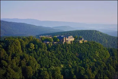 Quelle étrange construction comprend le Mont-Sainte-Odile, lieu de pèlerinage au sommet duquel on trouve l'abbaye de Hohenbourg ?