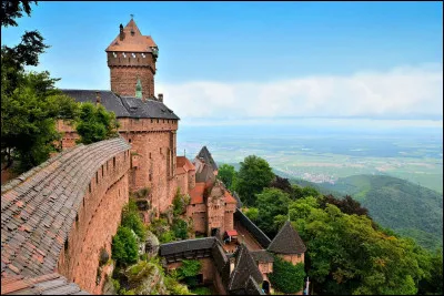 Quel est le nom de cette célèbre forteresse médiévale perchée reconstruite en 1908 par le Reich allemand ?