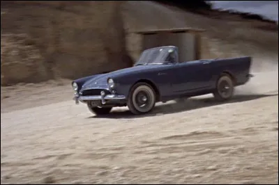 La 1e fut en réalité celle-ci, dans "Dr No" (1962) : c'est une ...