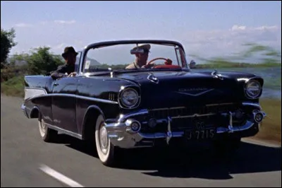 Là, bien qu'étant dans le même pays, la conduite est à gauche... et le volant aussi ! Quelle est cette voiture ?