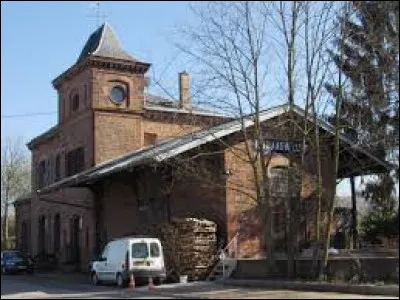 Nous sommes devant l'ancienne gare de Romanswiller. Autre commune du Grand-Est, celle-ci dans l'arrondissement de Molsheim, elle se trouve dans le département ...