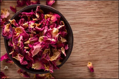 Quel nom donne-t-on à une mélange de fleurs séchées odorantes ?