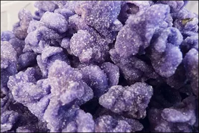 ''Les violettes'', friandises élaborées à partir de fleurs fraîches de violettes cristallisées dans du sucre sont une des spécialités de quelle ville ?