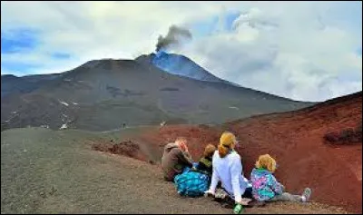 L'Etna est un volcan situé :
