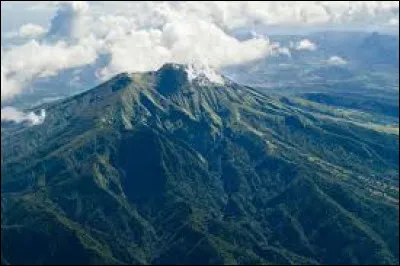 La montagne Pelée est un volcan actif situé dans le Nord de la :