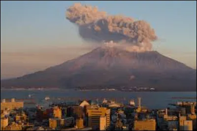Sur quelle île du Japon retrouve-t-on le volcan Sakurajima ?