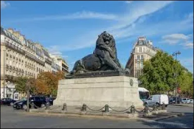 Sur quelle place de Paris est situé le Lion de Belfort ?