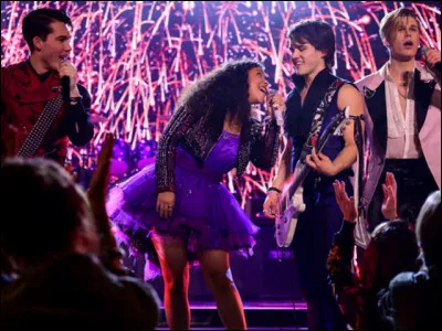 Dans quel ordre les garçons apparaissent-ils dans le dernier épisode quand ils chantent « Stand Tall » ?