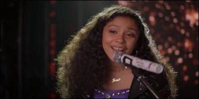 Lors du dernier épisode, quand Julie va performer à l'Orpheum pour achever la tâche des garçons et qu'elle s'aperçoit qu'ils ne sont pas encore arrivés, elle s'enfuit car elle pense qu'ils n'ont pas eu suffisamment de temps pour accomplir leur tâche. Qu'est-ce qui fait qu'elle remonte sur scène et chante ?