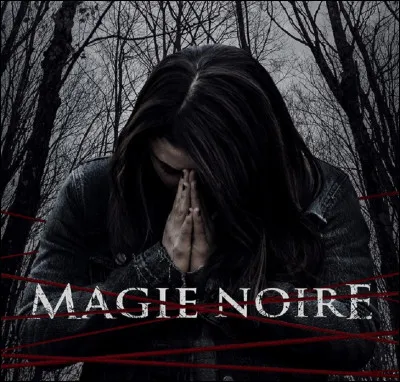 Sous quel nom est moins connue la magie noire, décrite comme telle au XVIIe siècle par le rosicrucien Robert Fludd ?