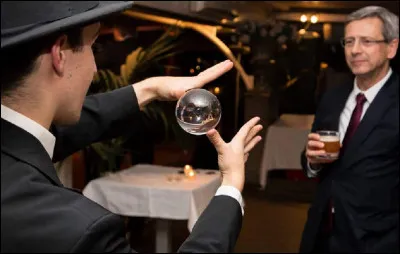 Quel est le nom de la magie caractérisée par la proximité entre le magicien et le public auquel il s'adresse ?