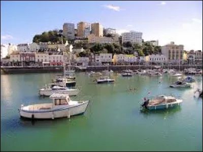 Qui a vu le jour dans la ville anglaise Torquay ?