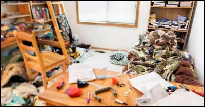 T'arrive-t-il souvent de te réveiller et de trouver ta chambre complètement mal rangée alors que tu l'avais rangée ?