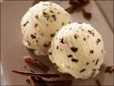 Quel est le nom de cette crème glacée à base de lait entier et crème fraîche avec des copeaux de chocolat ?