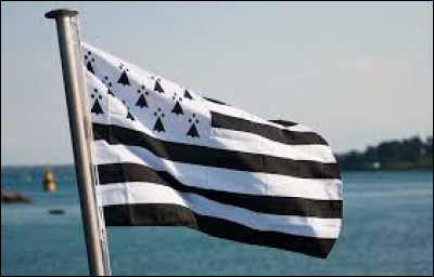 Sur le drapeau breton, combien y a-t-il de bandes horizontales noires ?