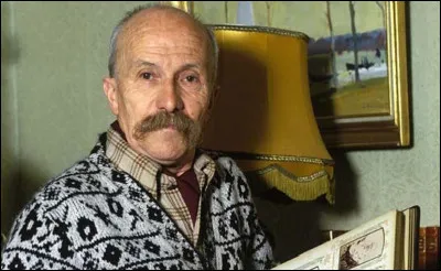 Qui est cet écrivain, auteur du roman ''Le pape des escargots'' ?