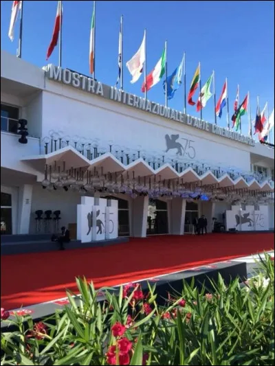 1932 > Terminons par le plus ancien, la "Mostra" de Venise donc, où l'on décerne des ... ainsi que la "... ..."
