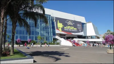 1946 > Avec sa montée des marches légèrement tape à l'oeil, Cannes pourrait s'appeler le "festival de crâne"... Une controverse continue d'ailleurs à alimenter les feuilles de choux : laquelle ?