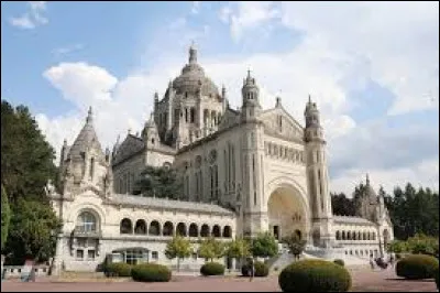 Elle sera canonisée en 1925 par le pape Benoît XV. Quel édifice sera élevée en son honneur dont sa construction commencera en 1929 ?