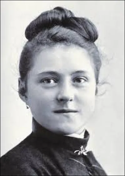 À l'âge de 15 ans, dans elle rentre dans le...